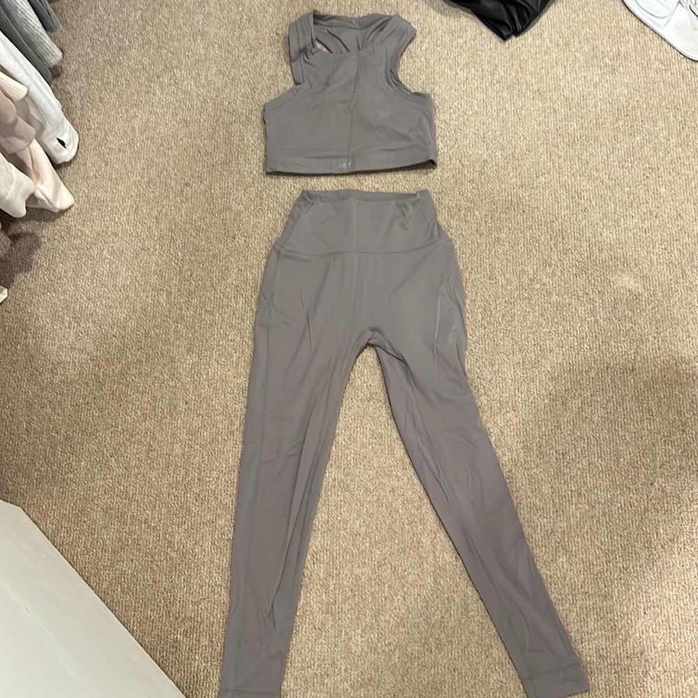 Set Active (set). Sportbody. medium top small bottoms